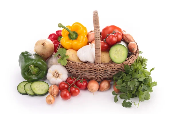 Geïsoleerde rieten mand met groenten — Stockfoto