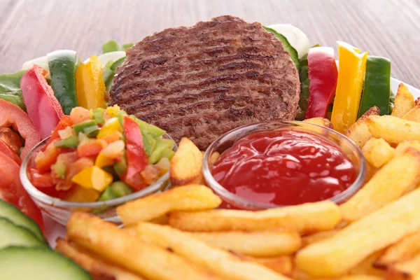 Biefstuk met groentjes en frietjes — Stockfoto