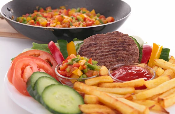 Bife com legumes e batatas fritas — Fotografia de Stock