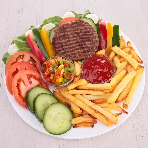 Bife com legumes e batatas fritas — Fotografia de Stock