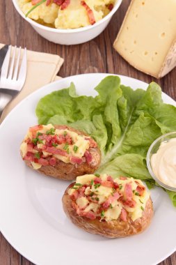 Domuz pastırması ve peynirli fırında patates