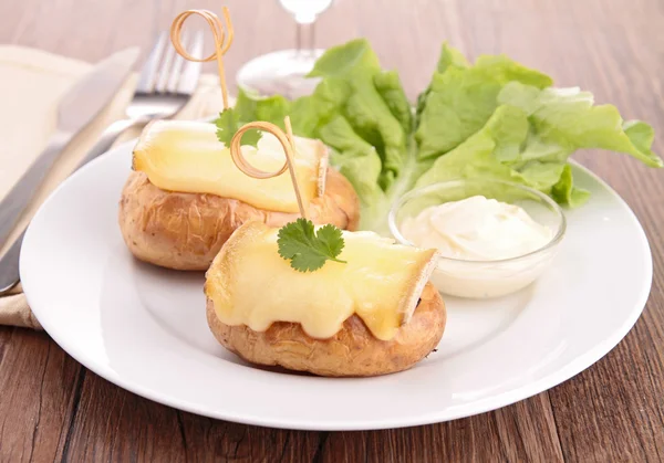 Patata al forno con formaggio — Foto Stock
