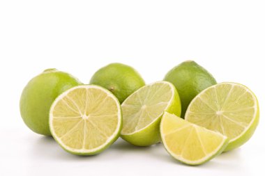 Yeşil limon üzerinde beyaz izole