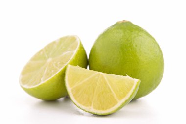 Yeşil limon üzerinde beyaz izole