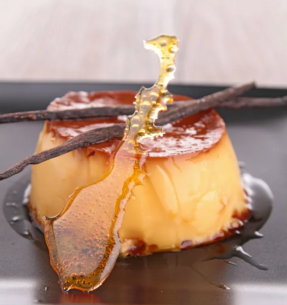 Крем-карамельный десерт — стоковое фото
