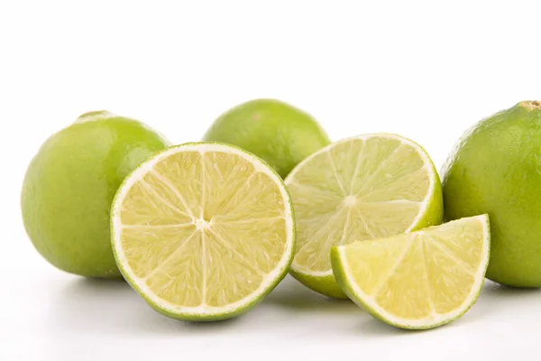 Limone verde isolato su bianco — Foto Stock