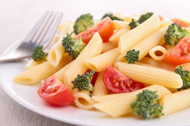 domatesli makarna ve brokoli.