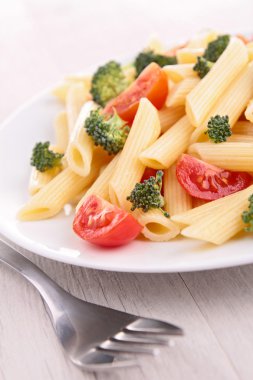plate of pasta with tomato and broccoli