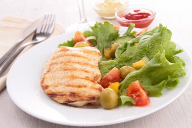 tavuk göğsü ve salata