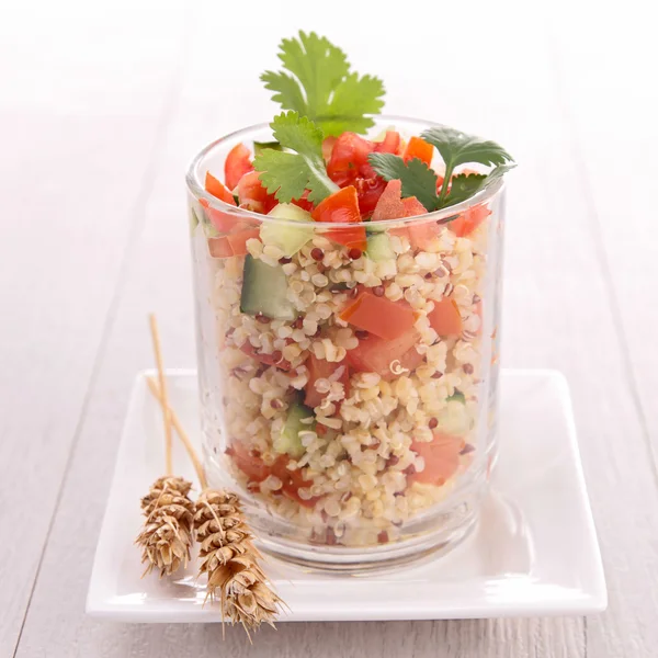 Quinoa salade met komkommer en tomaat — Stockfoto