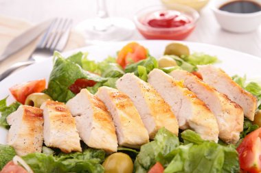 doğranmış tavuk göğsü ve salata