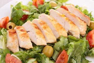 doğranmış tavuk göğsü ve salata
