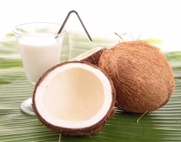 Coco con vaso de leche —  Fotos de Stock