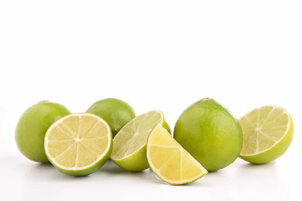 Geïsoleerde groene citroen — Stockfoto