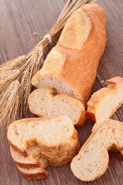 baget ve dilimlenmiş üzerinde ahşap arka plan