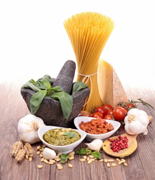 Pasta cruda, sughi e ingredienti — Foto Stock