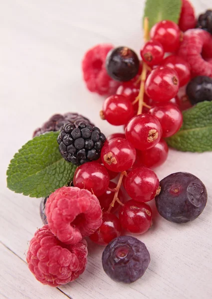 Beeren Früchte auf Holz — Stockfoto