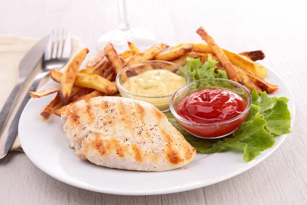 Viande grillée aux légumes et frites — Photo