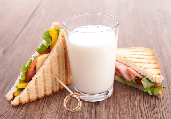 Verre de lait et sandwich — Photo