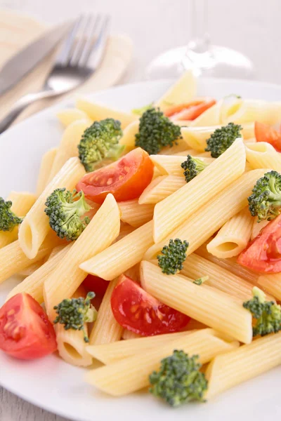 Pasta med tomat og brokkoli – stockfoto