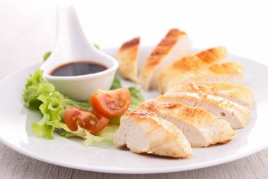 ızgara et ve soya sosu