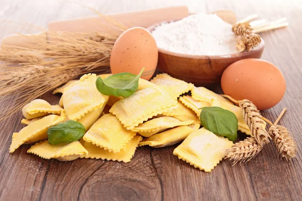 Rå pasta och basilika — Stockfoto