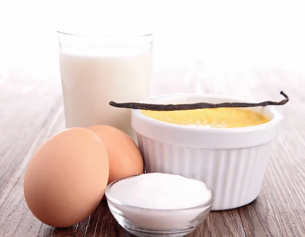 Postre de caramelo crema e ingredientes — Foto de Stock