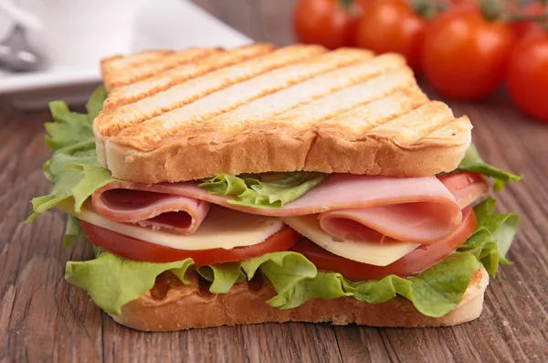 Sandwich op houten achtergrond — Stockfoto