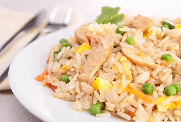 Gebratenes Fleisch, Reis und Gemüse — Stockfoto