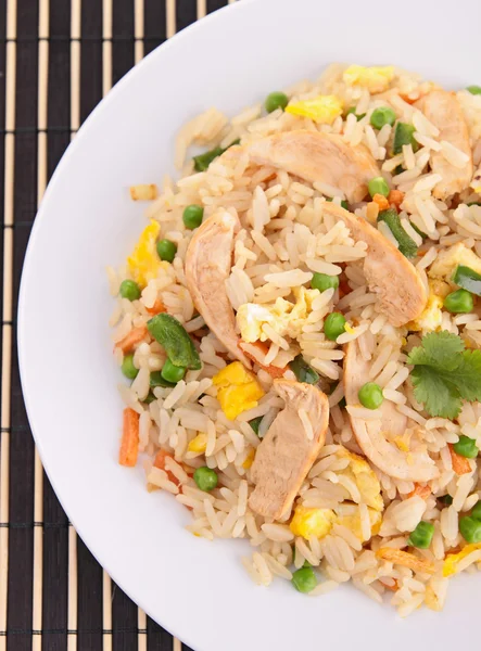 Gebraden vlees, rijst en groenten — Stockfoto