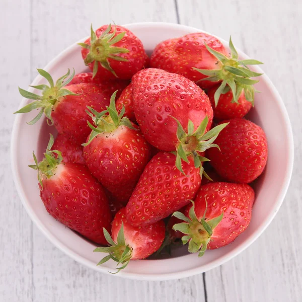 Bowl of strawberries — Stock Photo, Image