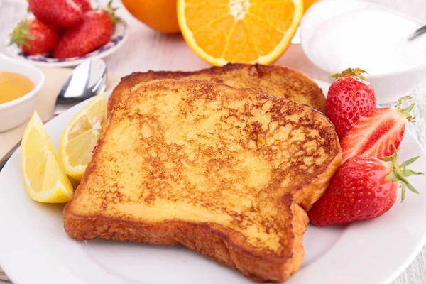 Franska socker toast med frukt — Stockfoto