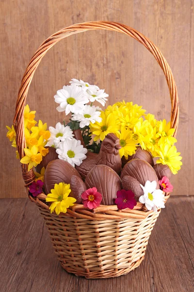 꽃 바구니에 부활절 달걀 — 스톡 사진