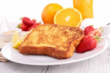 Yumurtalı ekmek meyve ile