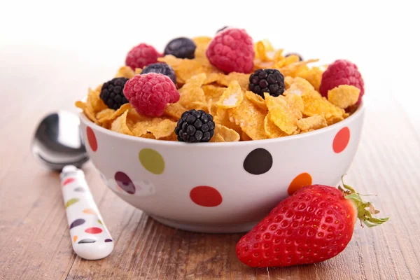 Bowl of cornflakes and berries — Stock Photo, Image