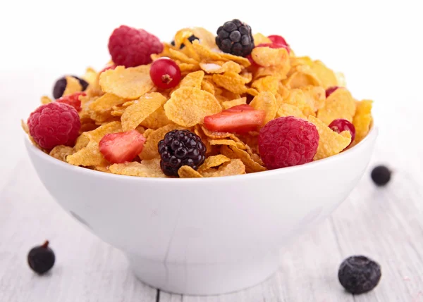 Bowl of cornflakes and berries — Stock Photo, Image