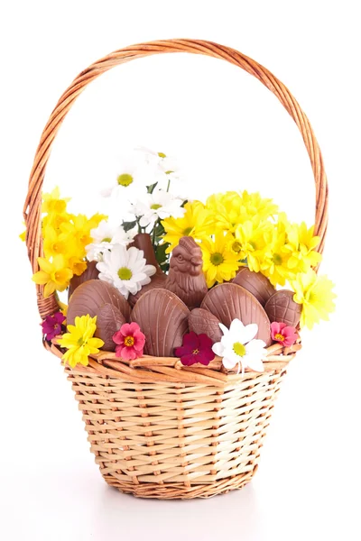 Panier de Pâques avec chocolats — Photo