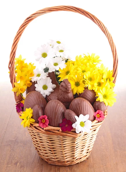 Easter basket chocolade — Stockfoto