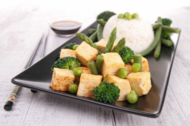 Kızarmış tofu sebze ve pirinç