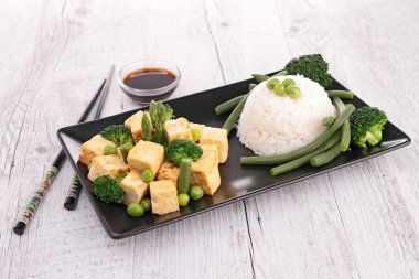 Kızarmış tofu sebze ve pirinç