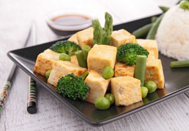 Kızarmış tofu sebze ve pirinç