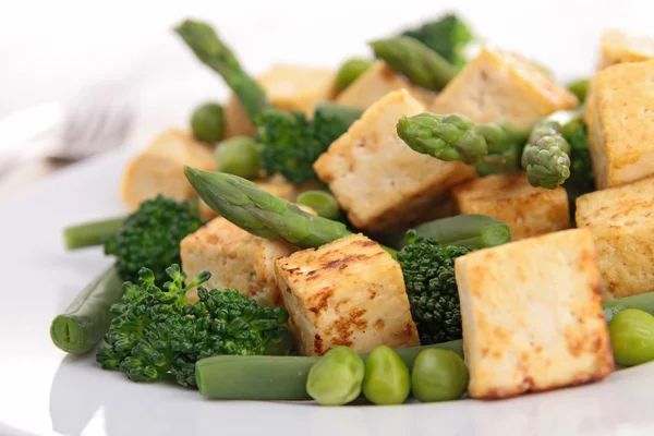 Tofu grelhado e legumes — Fotografia de Stock