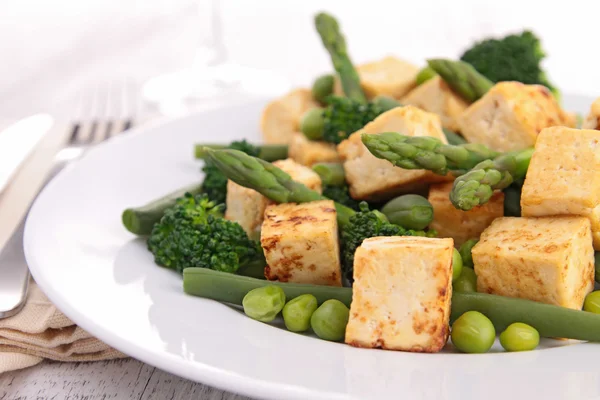 Tofu grelhado e legumes — Fotografia de Stock