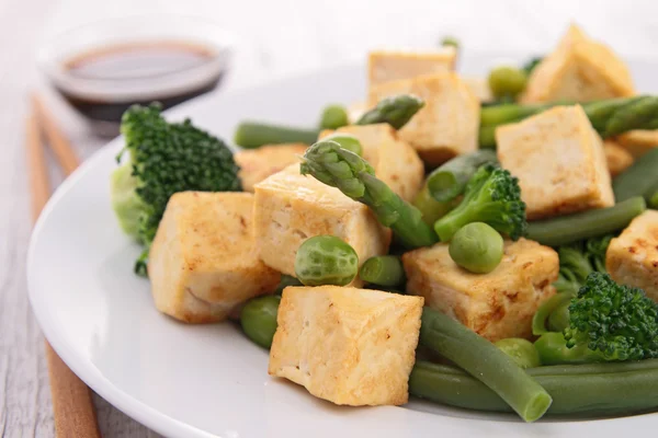 Grillad tofu och grönsaker — Stockfoto