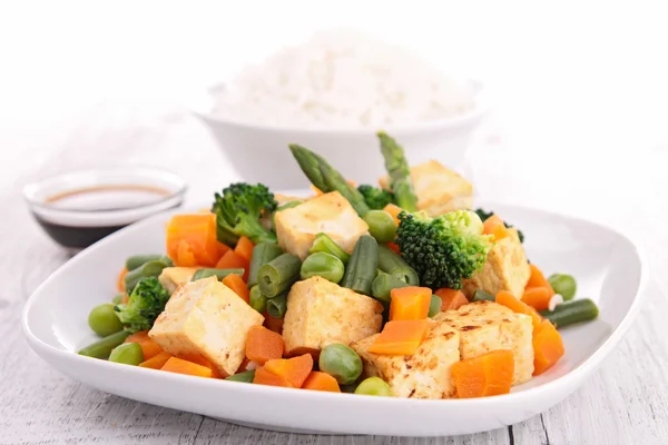 Tofu e legumes — Fotografia de Stock