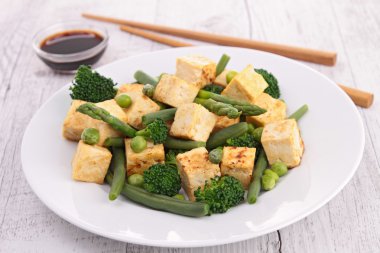 Kızarmış tofu ve sebze.