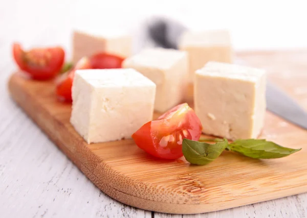 Tofu con tomates a bordo — Foto de Stock