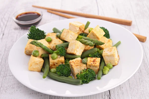 Tofu frito y verduras — Foto de Stock