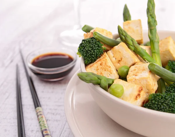 Tofu frito e legumes — Fotografia de Stock