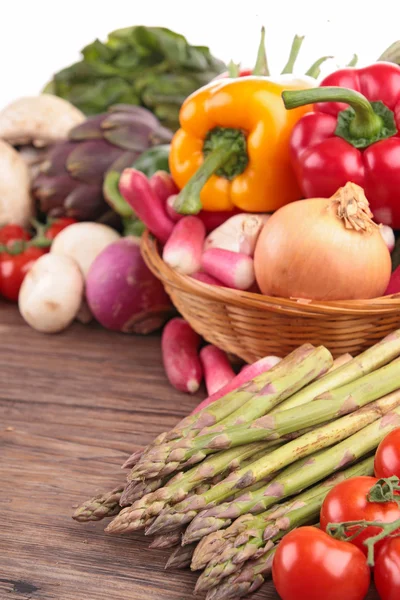 Gezonde biologische groenten op een houten achtergrond — Stockfoto